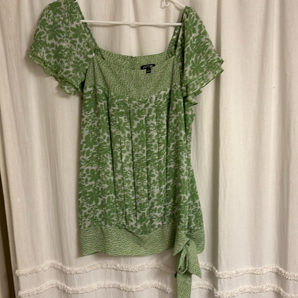 Cute green summer flowy top